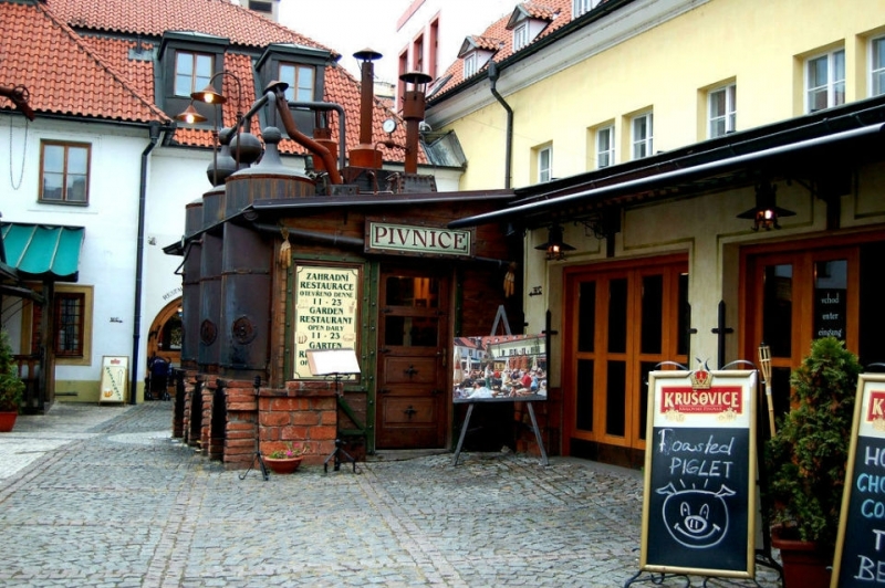 Пъбовете и ресторантите в Чехия отвориха врати днес в знак