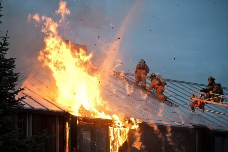 Мъж пострада при взрив на газова бутилка в къща във