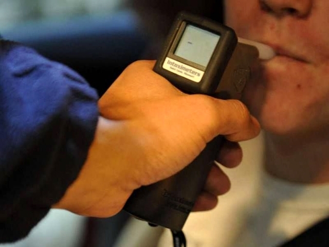 Служители на реда са хванали пиян шофьор да управлява колата