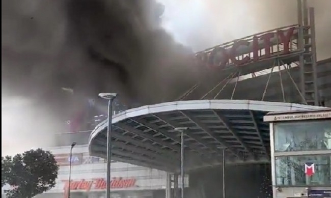 Пожар избухна днес по обед в оживен голям търговски център