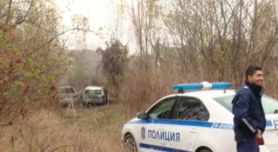 Два леки автомобила са намерени запалени на поляна в кв