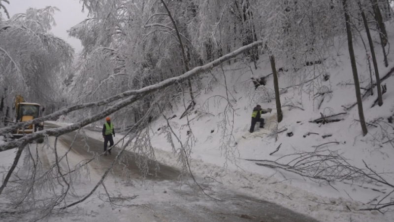 Проходът Петрохан остава затворен за движение на МПС та и в