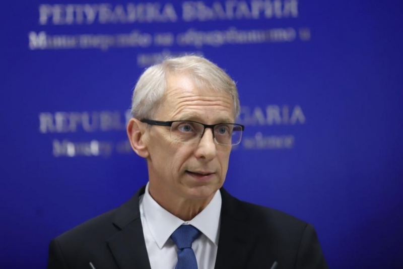 Министърът на образованието и науката акад Николай Денков продължава да