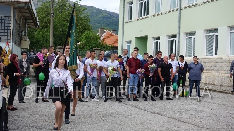 Следвайки традицията учители ученици и родители днес изпратиха випуск 2021