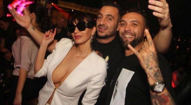 Въпреки че се изкарва примерен съпруг и баща фолк певецът