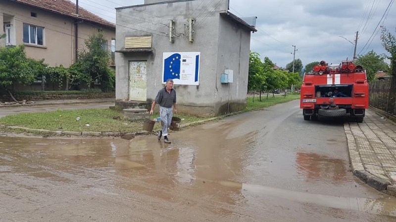 Служители на пожарната в Роман продължават да отводняват мазета и