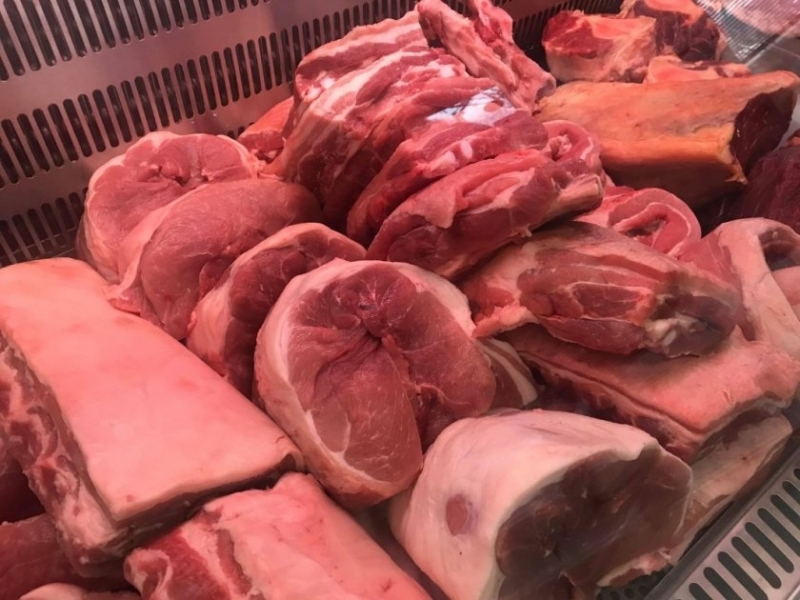 Българските фермери успяват да произведат едва 37 от свинското месо