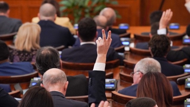 След двучасови дебати парламентът отхвърли ветото на президента Румен Радев