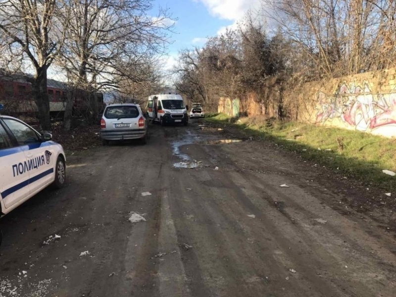 Лекарите в Казанлък се борят за живота на мъжа блъснат от