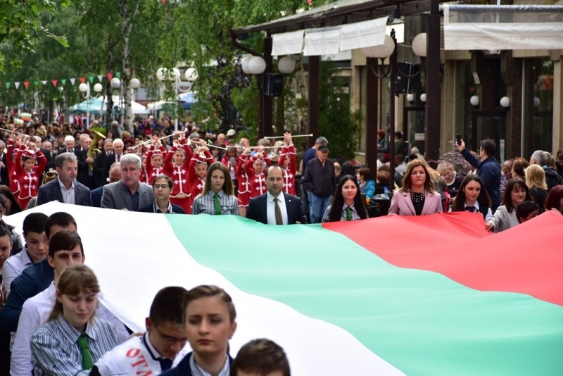 Честването на 24 май във Враца започна с шествие, водено