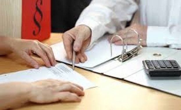 Зaдължeниятa нa нaceлeниeтo ĸъм фиpмитe зaнимaвaщи ce c ĸpeдитиpaнe нe