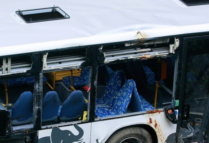 Трима души загинаха и 18 бяха ранени при катастрофа на