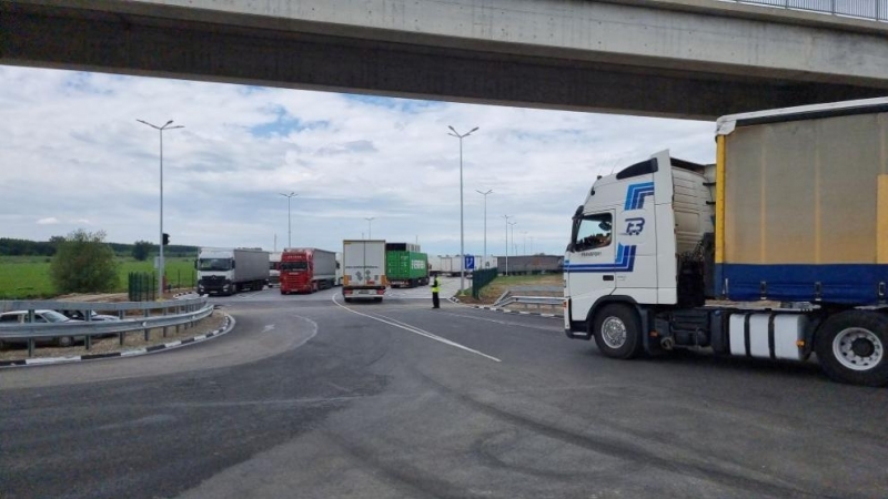 Шофьор на камион сигнализира че е заплашван а товарният му