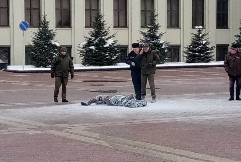 Трийсет и пет годишен мъж днес се самозапали пред сградата