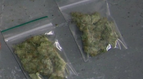 Жена пробва да се отърве от наркотици при полицейска проверка