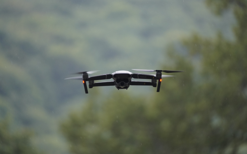 Ирландски военен кораб е забелязал пет дрона близо до въздушния