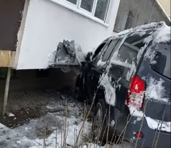 Опасна каскада! Джип се заби в блок в София /снимки/