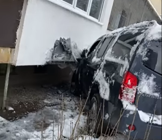 Джип се е забил в блок в София, съобщиха очевидци.