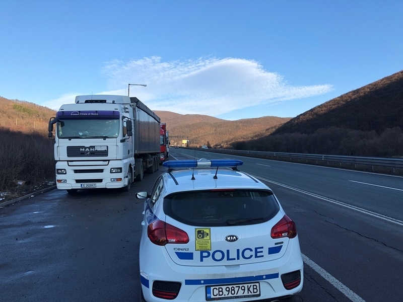 Екипи на полицията дебнат с бинокли за нарушители на пътя