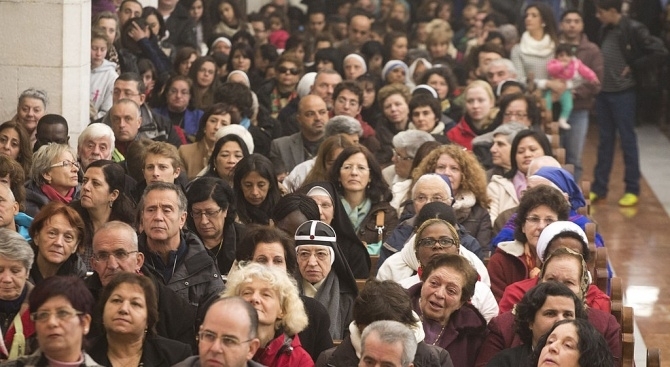 Християните по света се събраха в храмове на Бъдни вечер