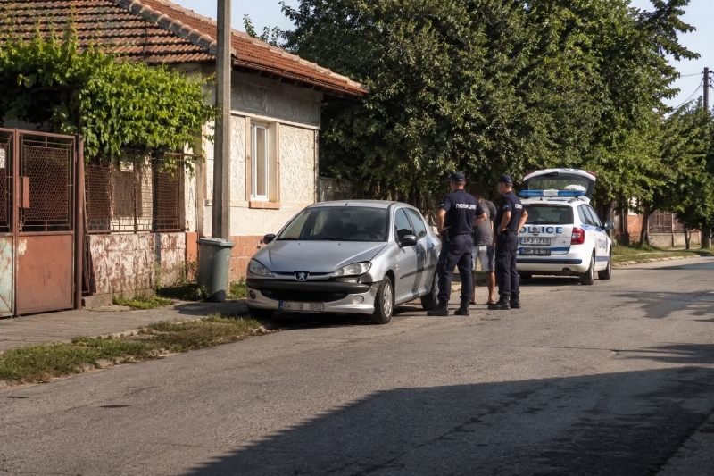 Трима младежи потрошиха колата на мъж във Врачанско, задигнали са от нея пистолет и пари