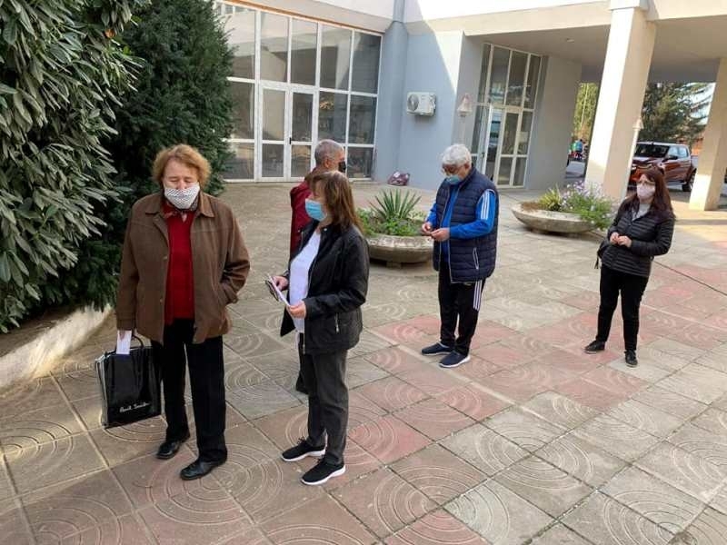 Опашки от желаещи да се ваксинират срещу COVID 19 се извиха