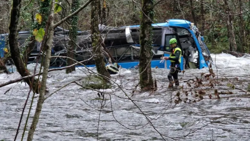 Най малко двама души са загинали през нощта след като автобус