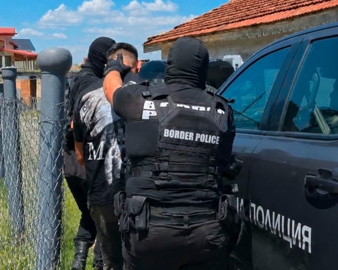 Десет души са задържани при специализирана операция на Главна дирекция