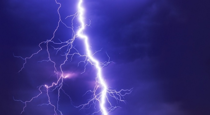 Силни бури съпроводени от проливни дъждове и поривисти ветрове връхлетяха