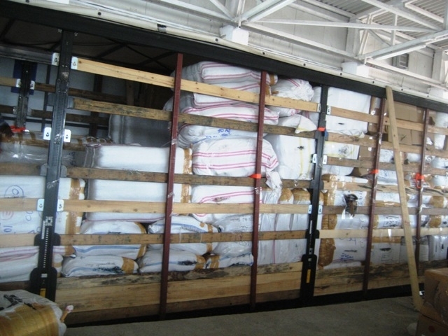 Митнически служители задържаха 17 266 текстилни изделия с надписи и