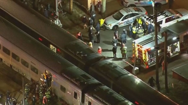 Трима души загинаха след като два влака блъснаха кола излязла