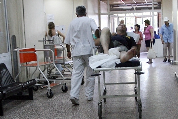 Мъж спука черепа на опонент с базалтова плочка в Монтанско