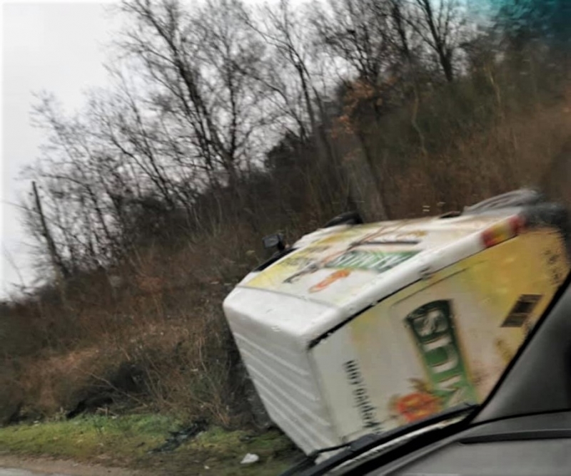 Фирмен бус на Алмус се обърна на пътя край видинското