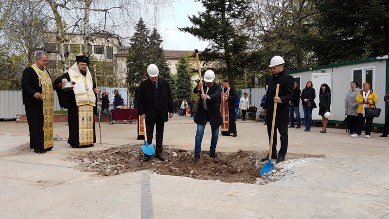 Преди минути официално бе направена първата копка на новата сграда