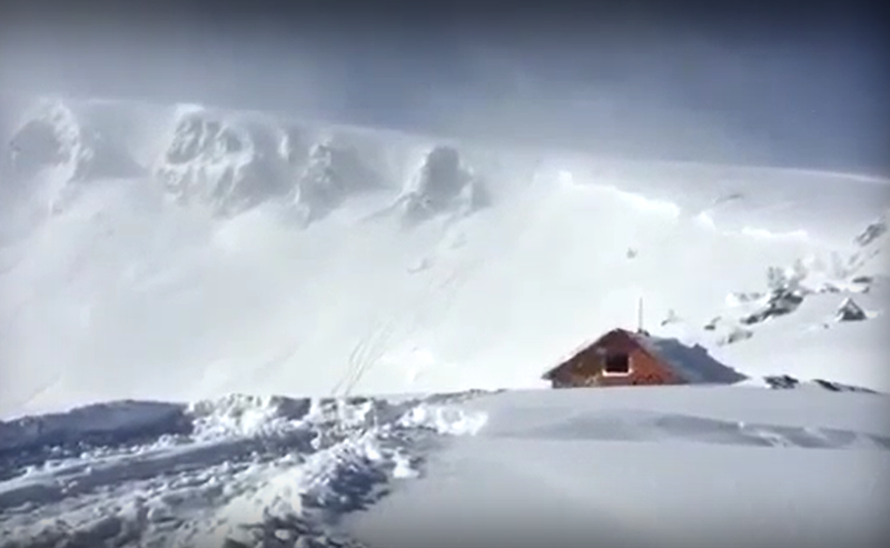 Огромна лавина падна над хижа Рилски езера в Рила планина