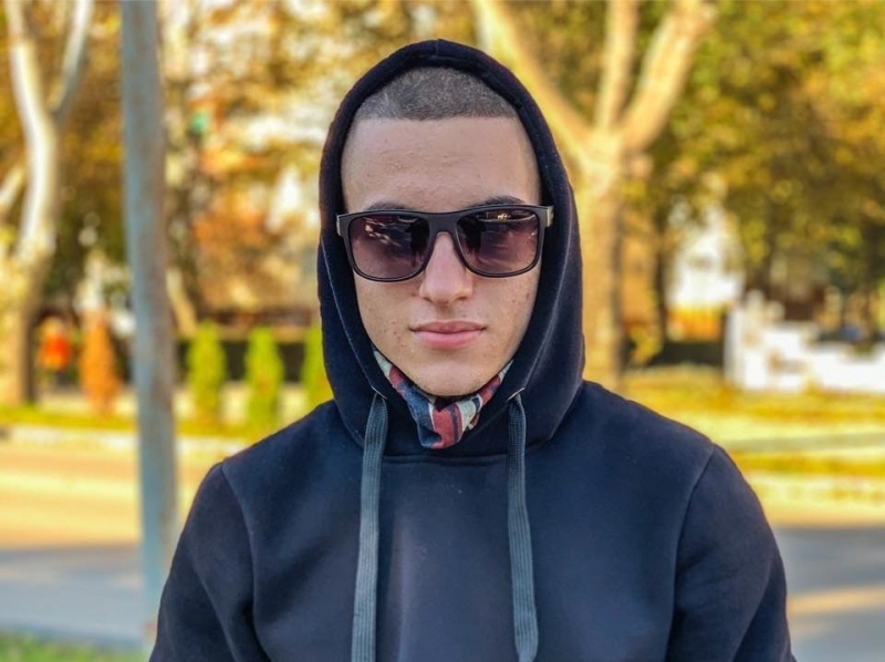 За пример! Учител джигит лети с колата си из Козлодуй, хвали се в нета ...