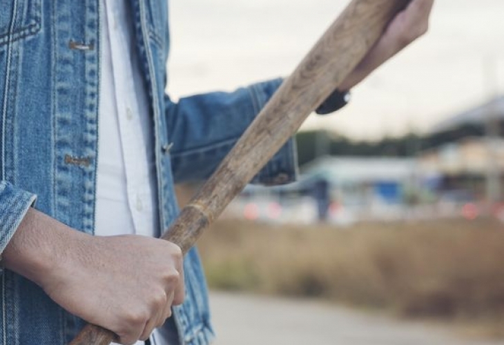 Двама пребиха с бухалки момче във врачанско село предадоха от