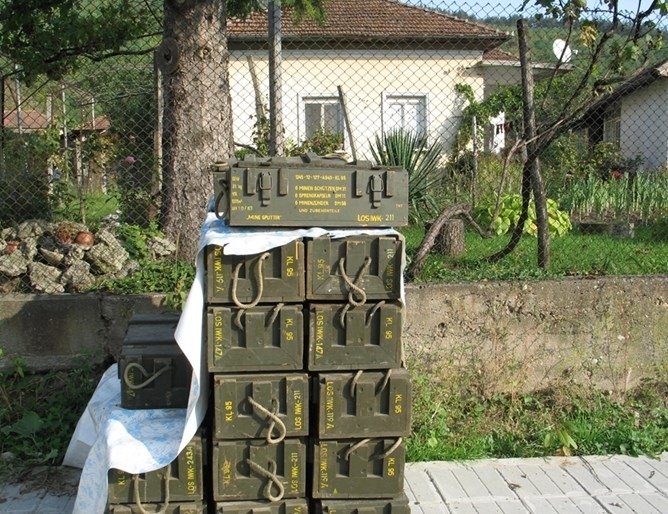 Вместо дърва със сандъчета от боеприпаси се отопляват жителите на