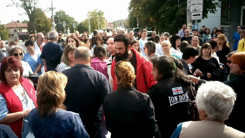 Мирният протест на медиците от врачанската болница за малко да