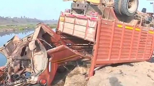 В Индия камион падна от мост загиналите са поне 21