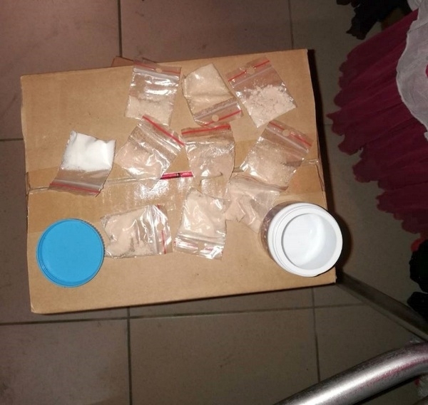 Полицаи щурмуваха заведение във Враца и откриха наркотици съобщиха от