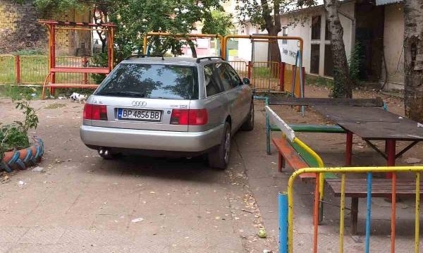 Врачанин е зарязал колата си на детска площадка и е
