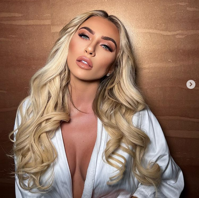 Извънредно сексапилната Клоуи Терае не спира да вдига градусите на