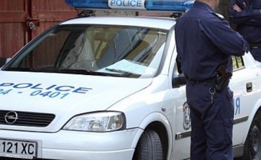 Полицаи са обявили за издирване мъж увредил игрален автомат в