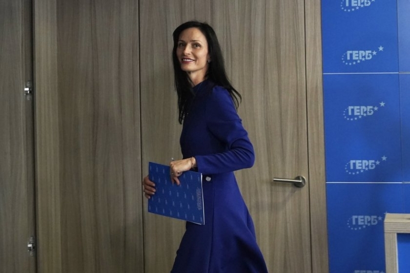 На извънредно заседание парламентът гласува отказа на Мария Габриел от