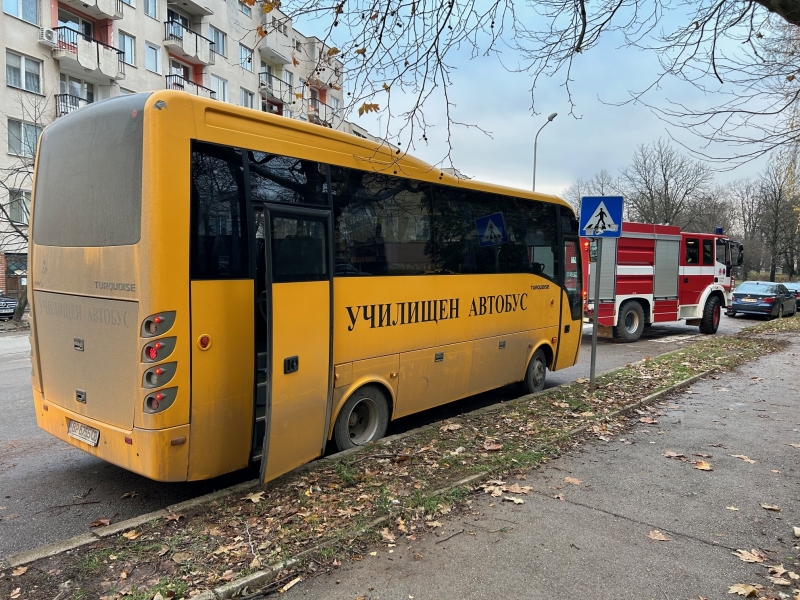 Извънредна ситуация във Враца! Пушек от ученически автобус вдигна огнеборците накрак /снимки/