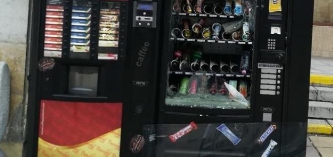 Нагъл апаш обра вендинг машина в Бяла Слатина съобщиха от