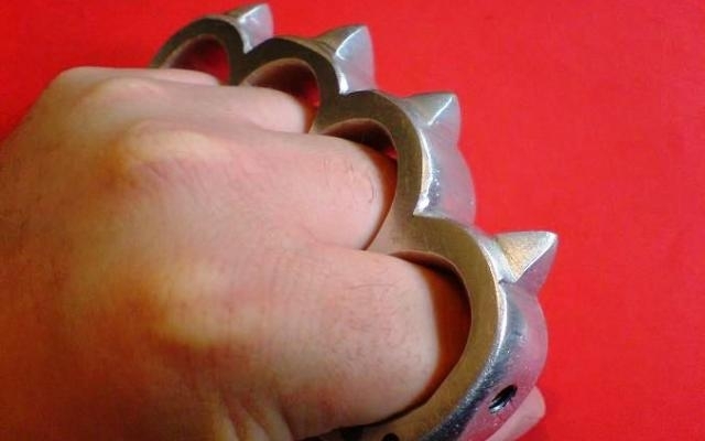 Въоръжени като за война с боксове ножове пеперудки и