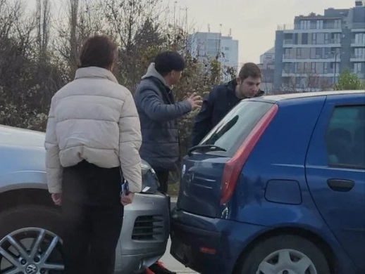 Екшън в София: Бой между българин и азиатец заради катастрофа /снимки/