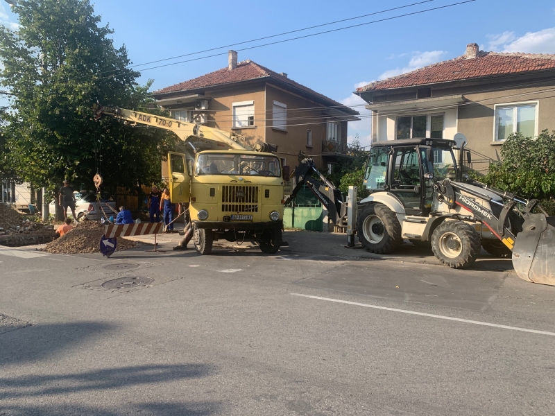 По малко от 3 месеца след като многото огромни кратери по